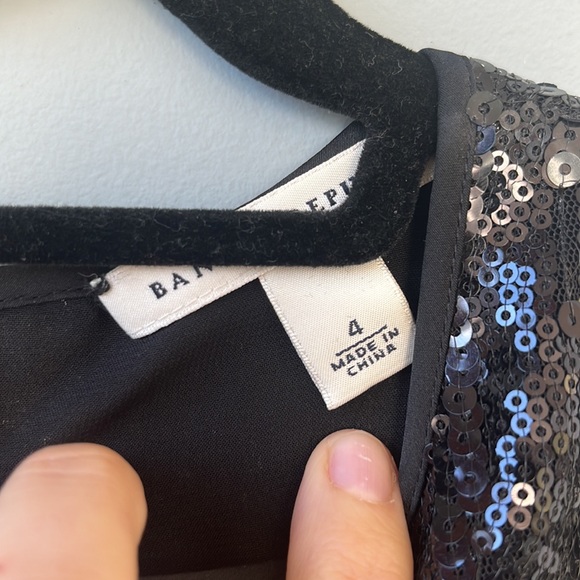 Banana Republic black sequinned top. Size 4 - Picture 3 of 6